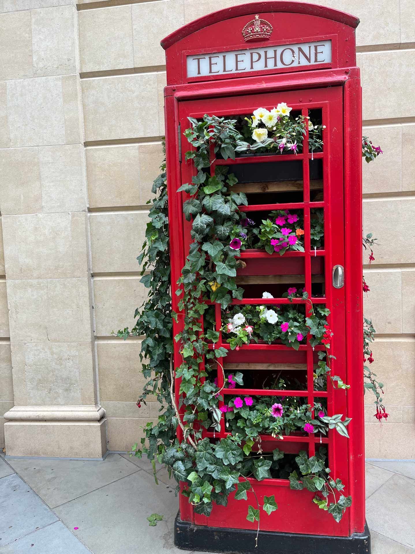 Auslandsaufenthalt unserer Auszubildenden in der Rieker Vertriebsstätte in Harborough, England | rote Telefonzelle in London, dekoriert mit Blumen
