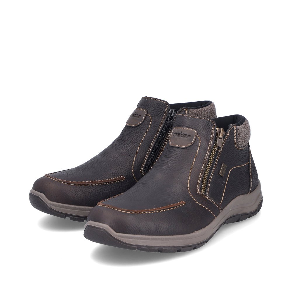 Braune Rieker Herren Kurzstiefel 03660-25 mit wasserabweisender TEX-Membran. Schuhpaar seitlich schräg.