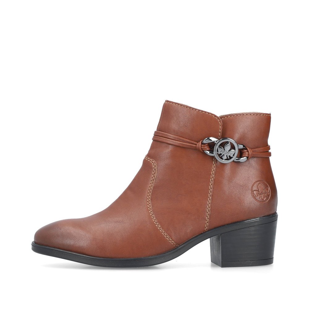 Maroon Rieker women´s ankle boots 73970-22 with a logo decoration as well as zipper. Outside of the shoe.