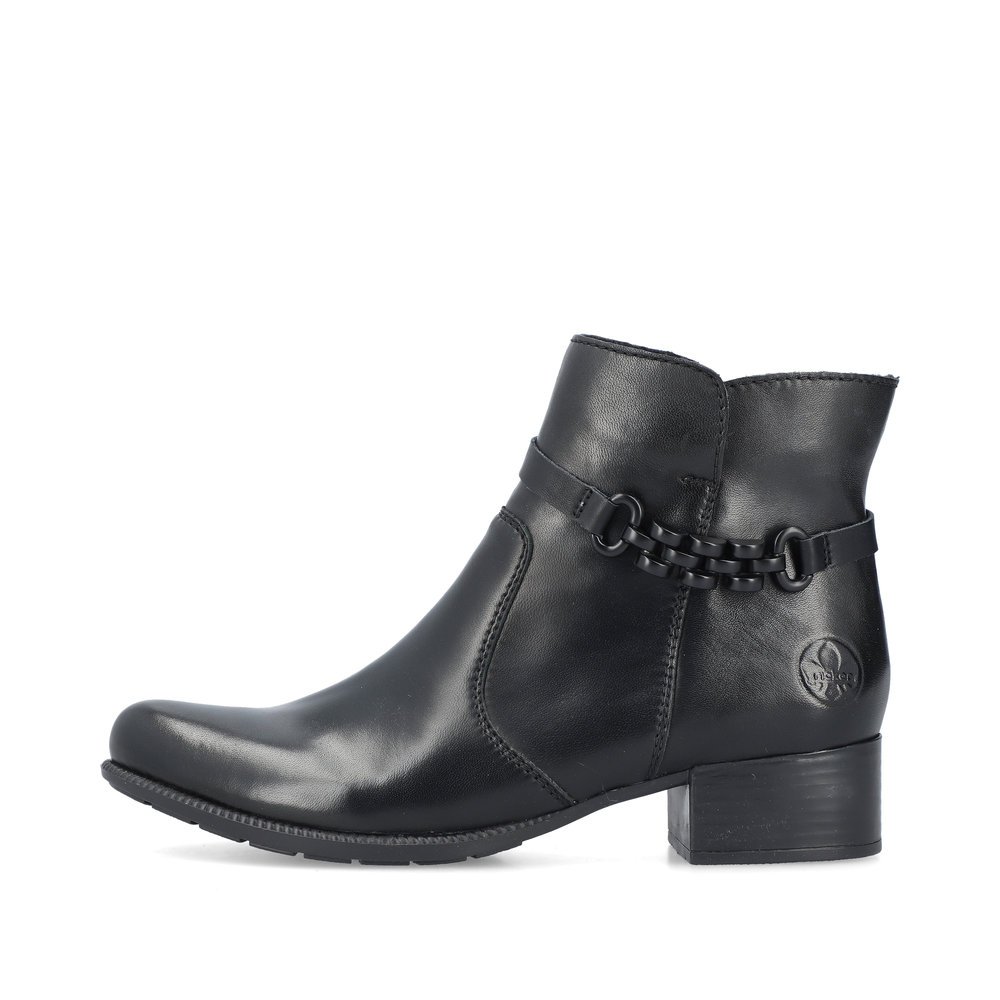 Night black Rieker women´s ankle boots 78676-00 with a black chain element. Outside of the shoe.