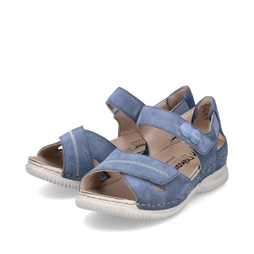 Rieker sandales à lanières bleues femmes V7474-10 avec fermeture velcro. Chaussures inclinée sur le côté.