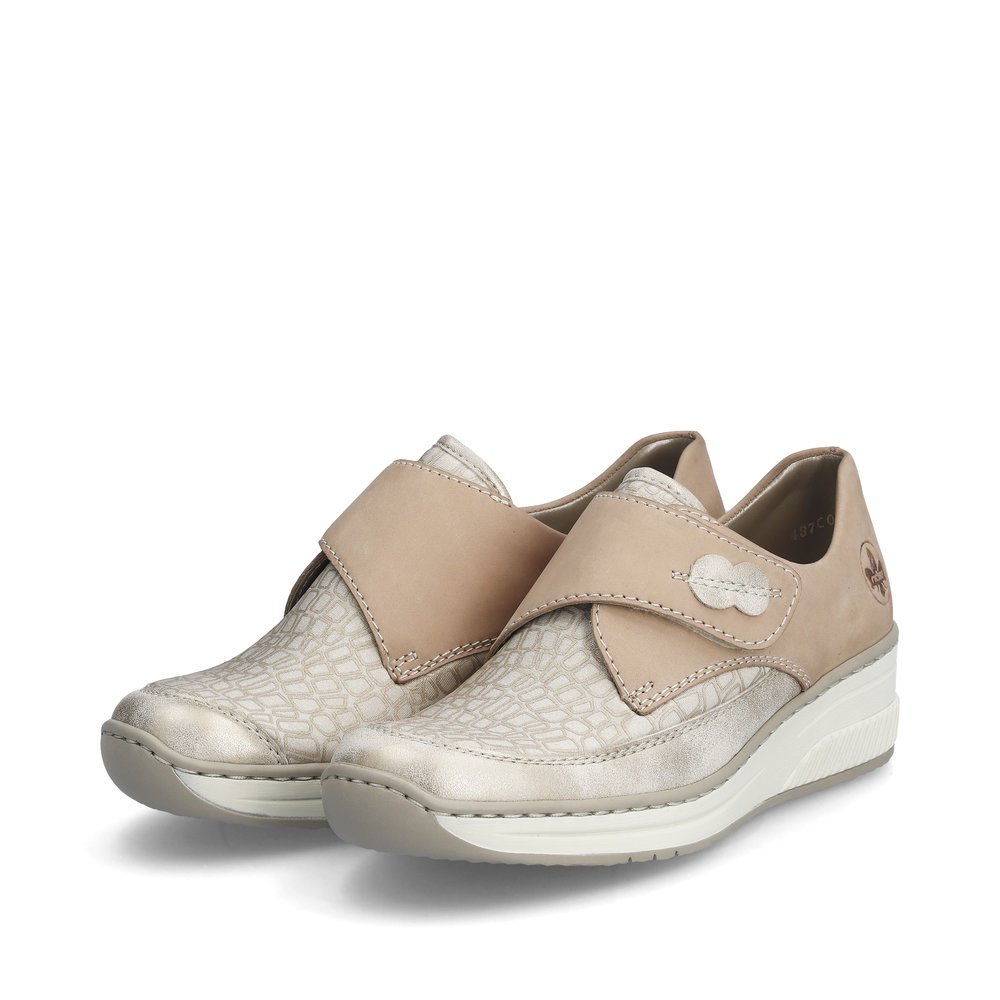 Rieker chaussons beiges pour femmes 487C0-60 avec une fermeture velcro. Chaussures inclinée sur le côté.