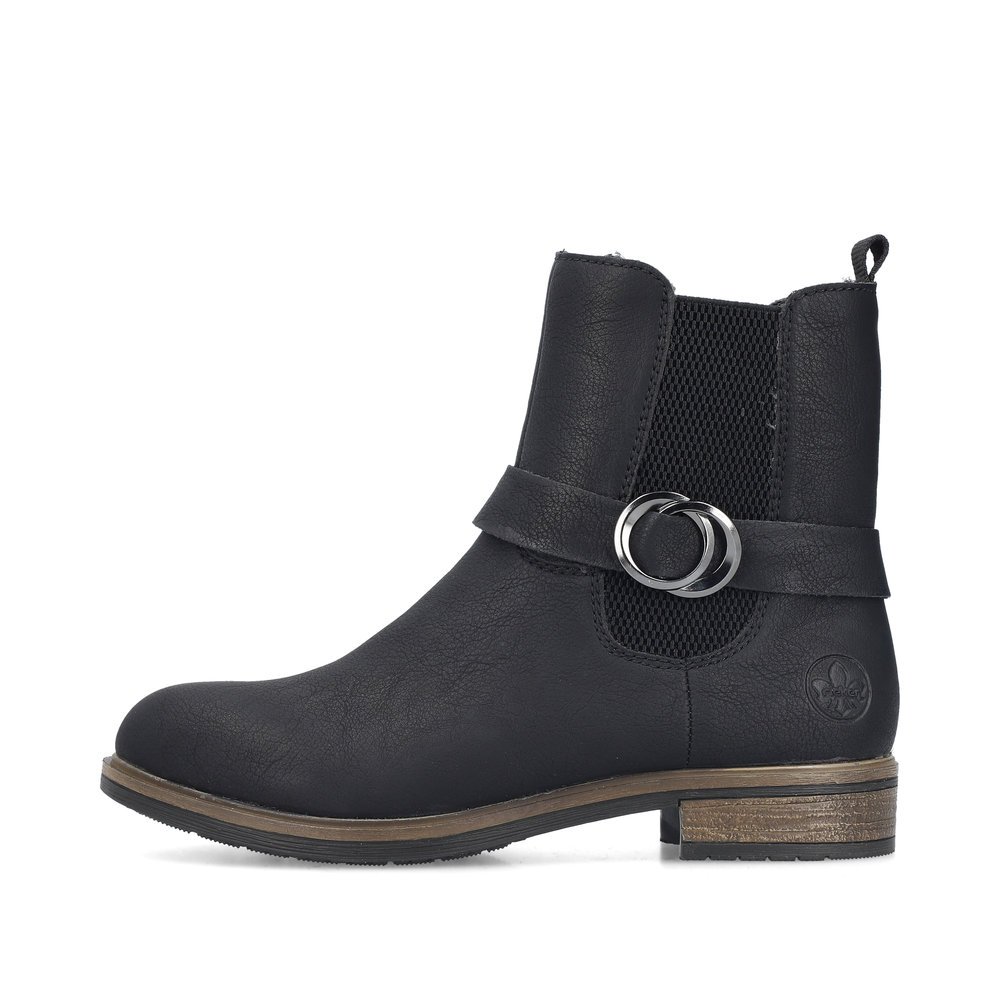 Asphaltschwarze Rieker Damen Kurzstiefel 72252-00 mit Riemen mit Zierschnalle. Schuh Außenseite.