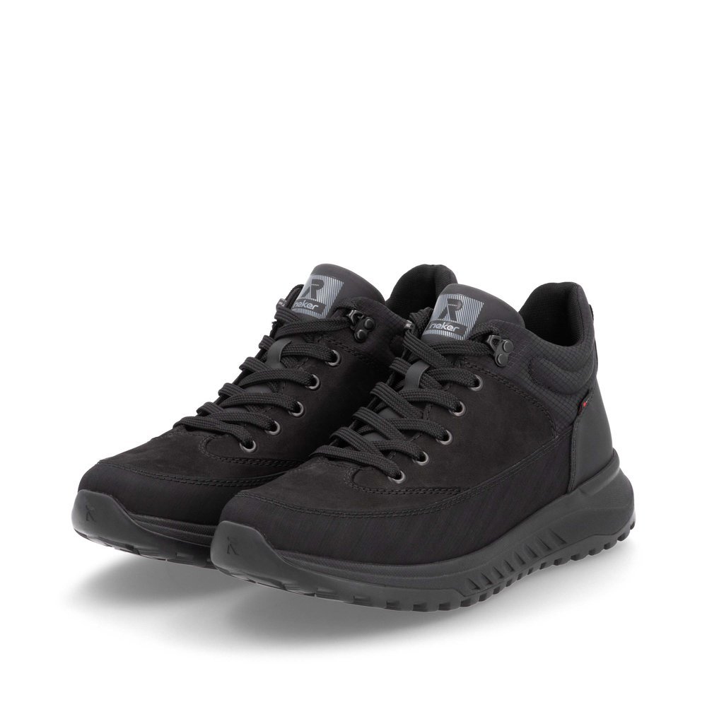 Baskets montantes Rieker noires homme U0173-00 avec membrane RiekerTEX. Chaussures inclinées sur le côté.