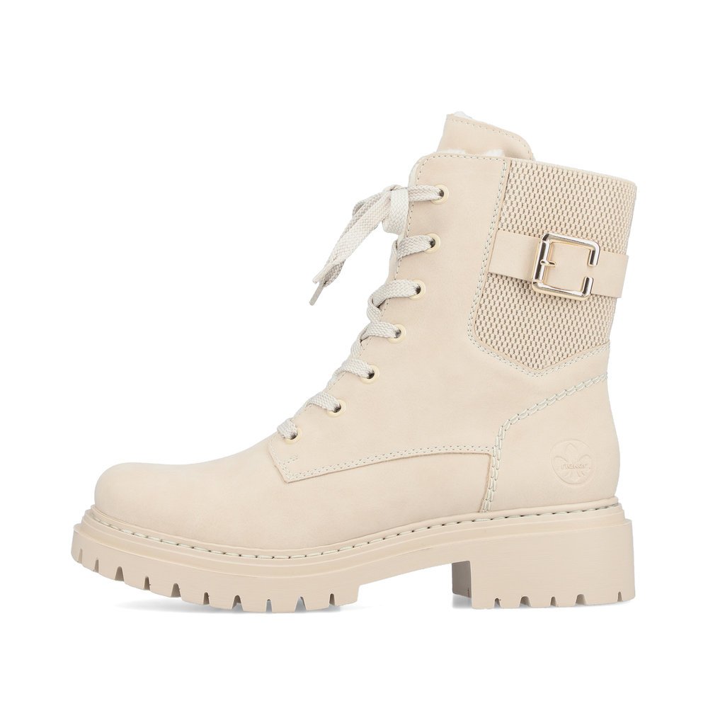 Beige Rieker Damen Biker Boots 72631-62 mit Zierschnalle sowie Reißverschluss. Schuh Außenseite.