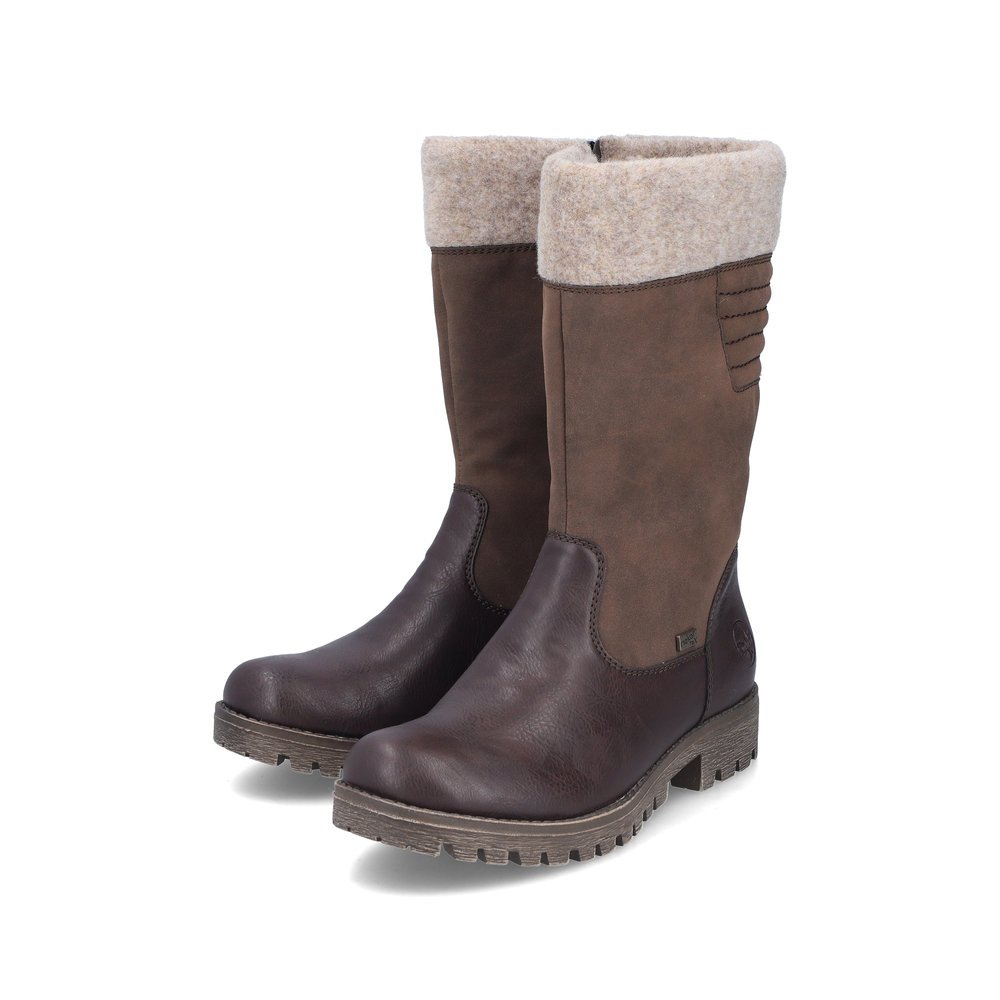 Braune Rieker Damen Kurzstiefel 78585-25 mit wasserabweisender RiekerTEX-Membran. Schuhpaar seitlich schräg.