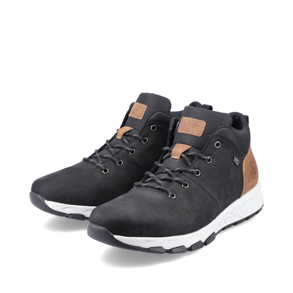 Chaussures à lacets Rieker noires homme B6740-00 avec membrane RiekerTEX. Chaussures inclinées sur le côté.