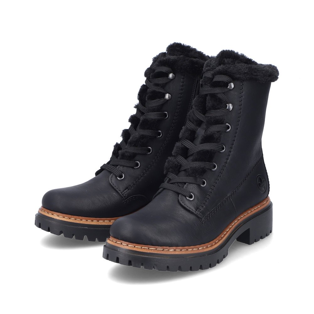 Stahlschwarze Rieker Damen Schnürstiefel 72625-00 mit Fellschaftrand. Schuhpaar seitlich schräg.