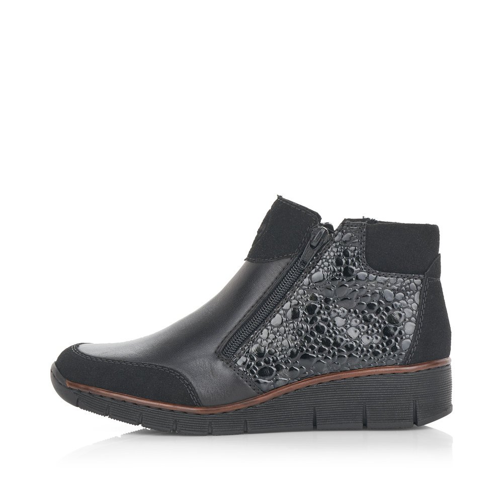 Steel black Rieker women´s ankle boots 53782-00 with a zipper as well as slim fit E. Outside of the shoe.