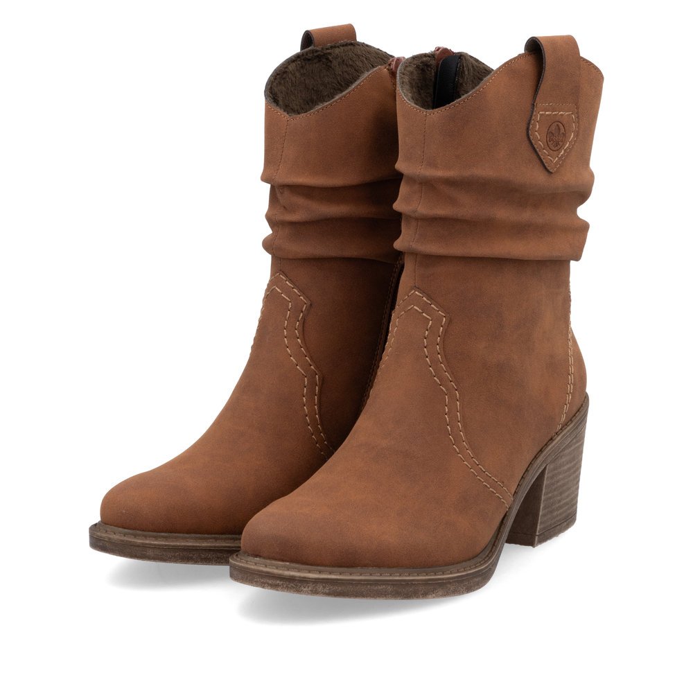 Holzbraune Rieker Damen Stiefeletten Y1284-24 mit geraffter Optik. Schuhpaar seitlich schräg.