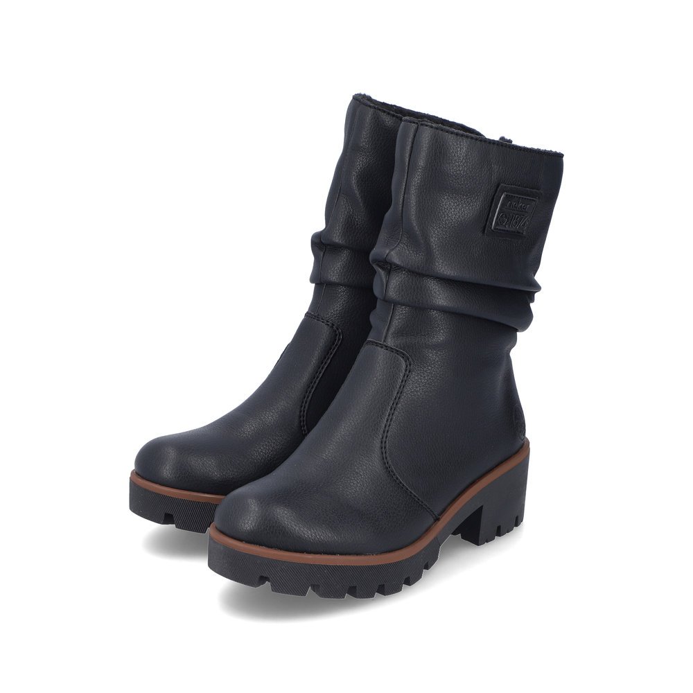 Black Rieker women´s ankle boots 79260-00 with a gathered look as well as a zipper. Shoes laterally.