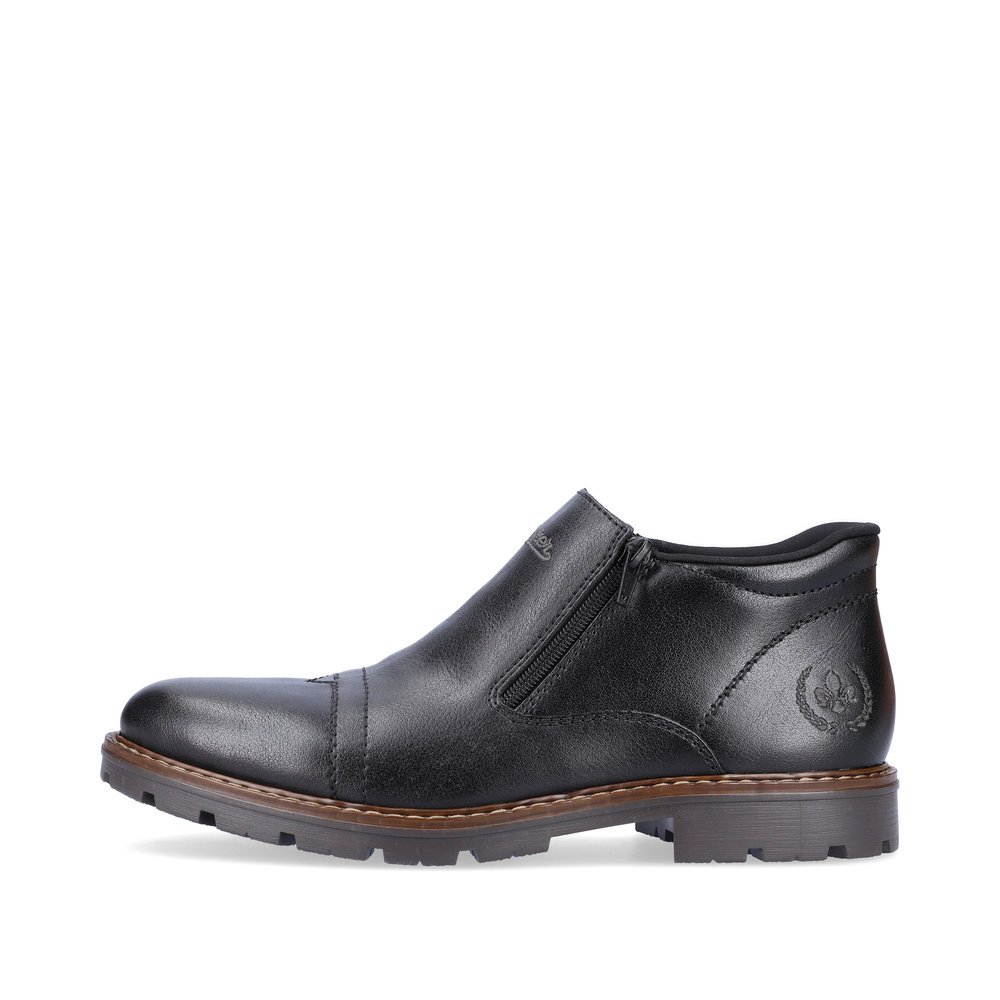 Black Rieker men´s ankle boots 12194-00 with zipper as well as comfort width G 1/2. Outside of the shoe.