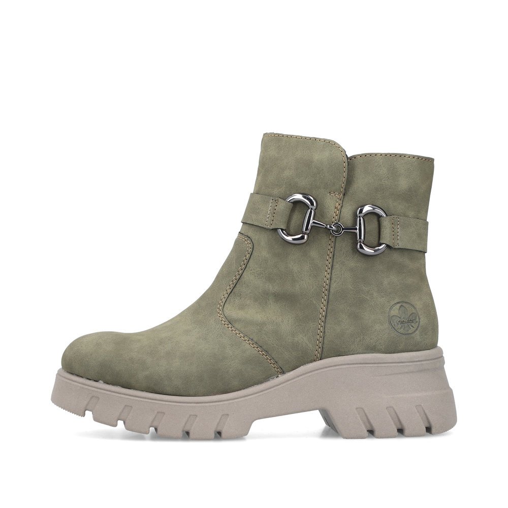 Schilfgrüne Rieker Damen Kurzstiefel 71862-52 mit Schmuckelementen. Schuh Außenseite.