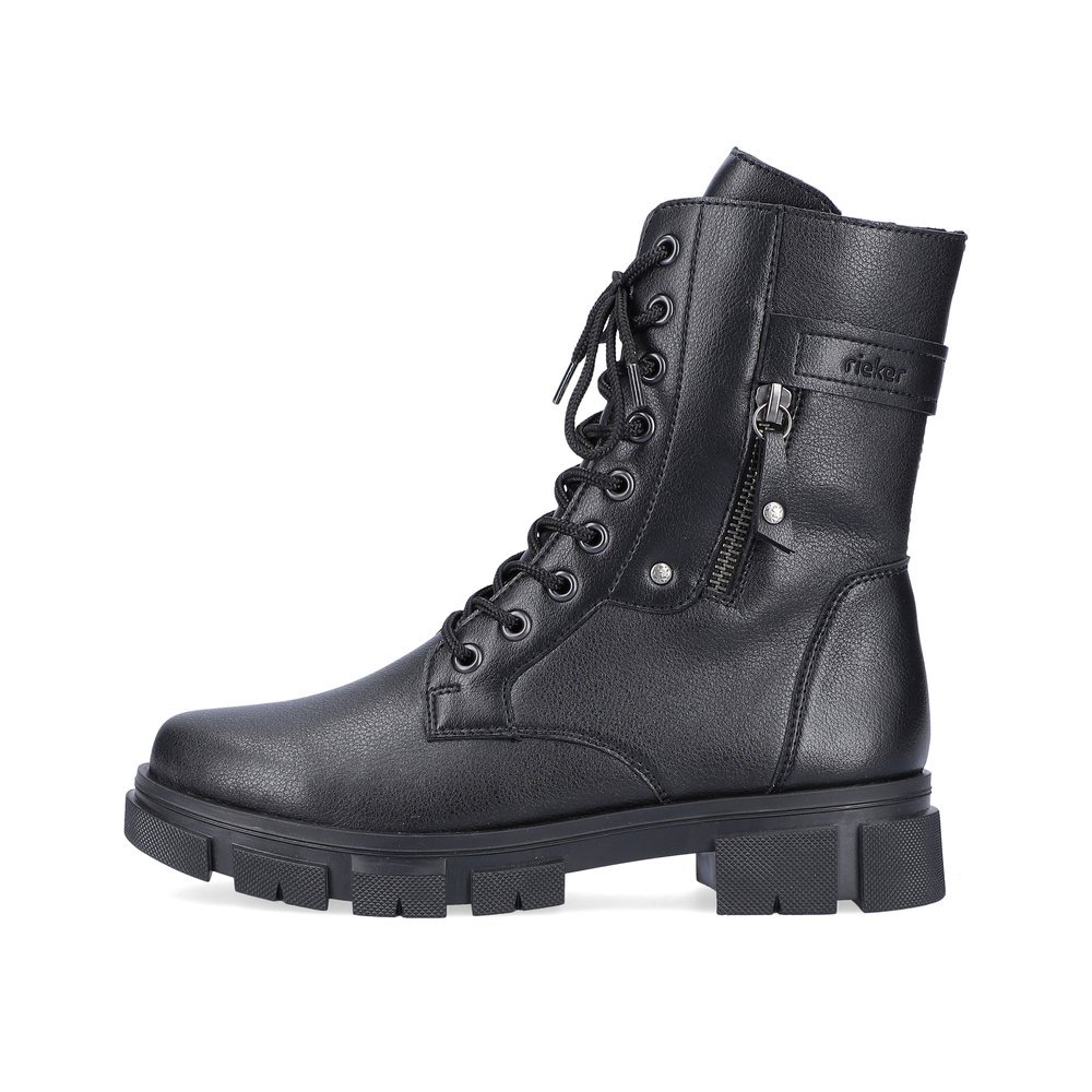 Matt black Rieker women´s biker boots Y7113-00 with a zipper. Outside of the shoe.