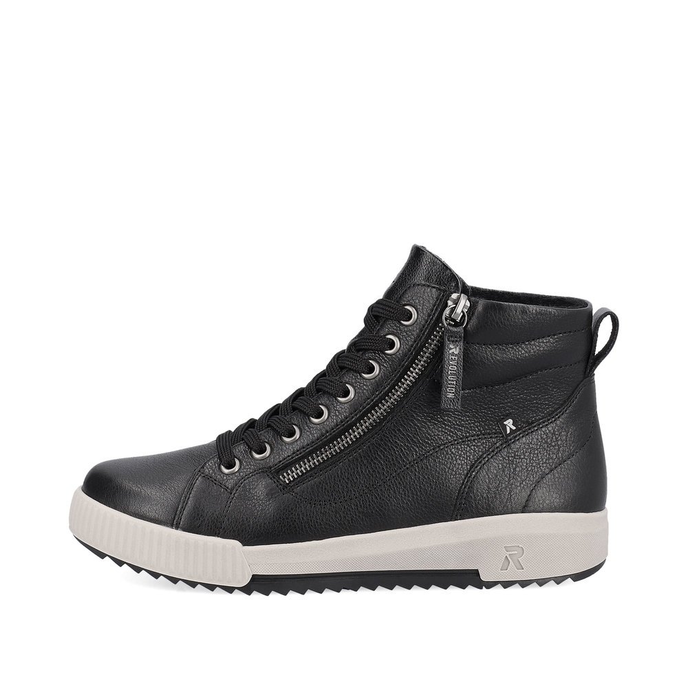 Black Rieker women´s high-top sneakers W0164-00 with light sole as well as a zipper. Outside of the shoe.