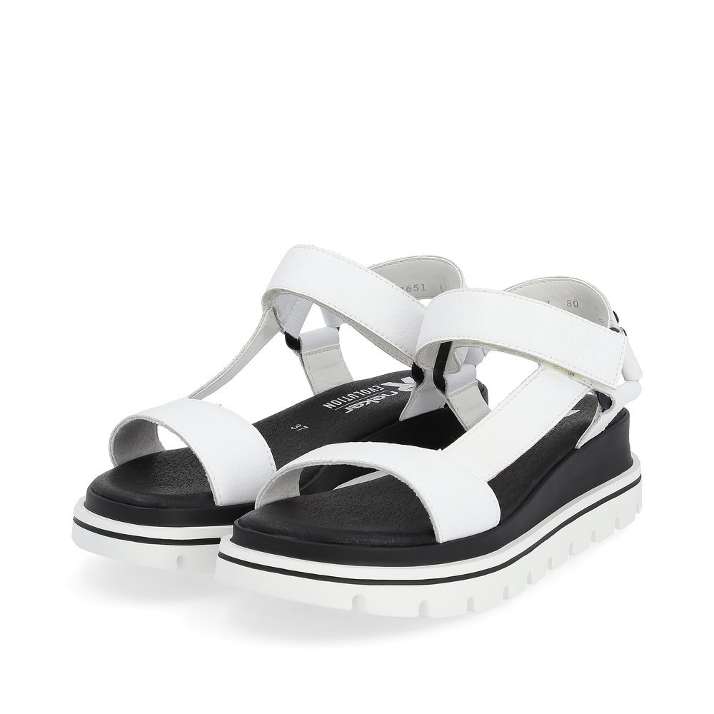 Rieker sandales à lanières blanches femmes W1651-80 avec semelle flexible. Chaussures inclinée sur le côté.