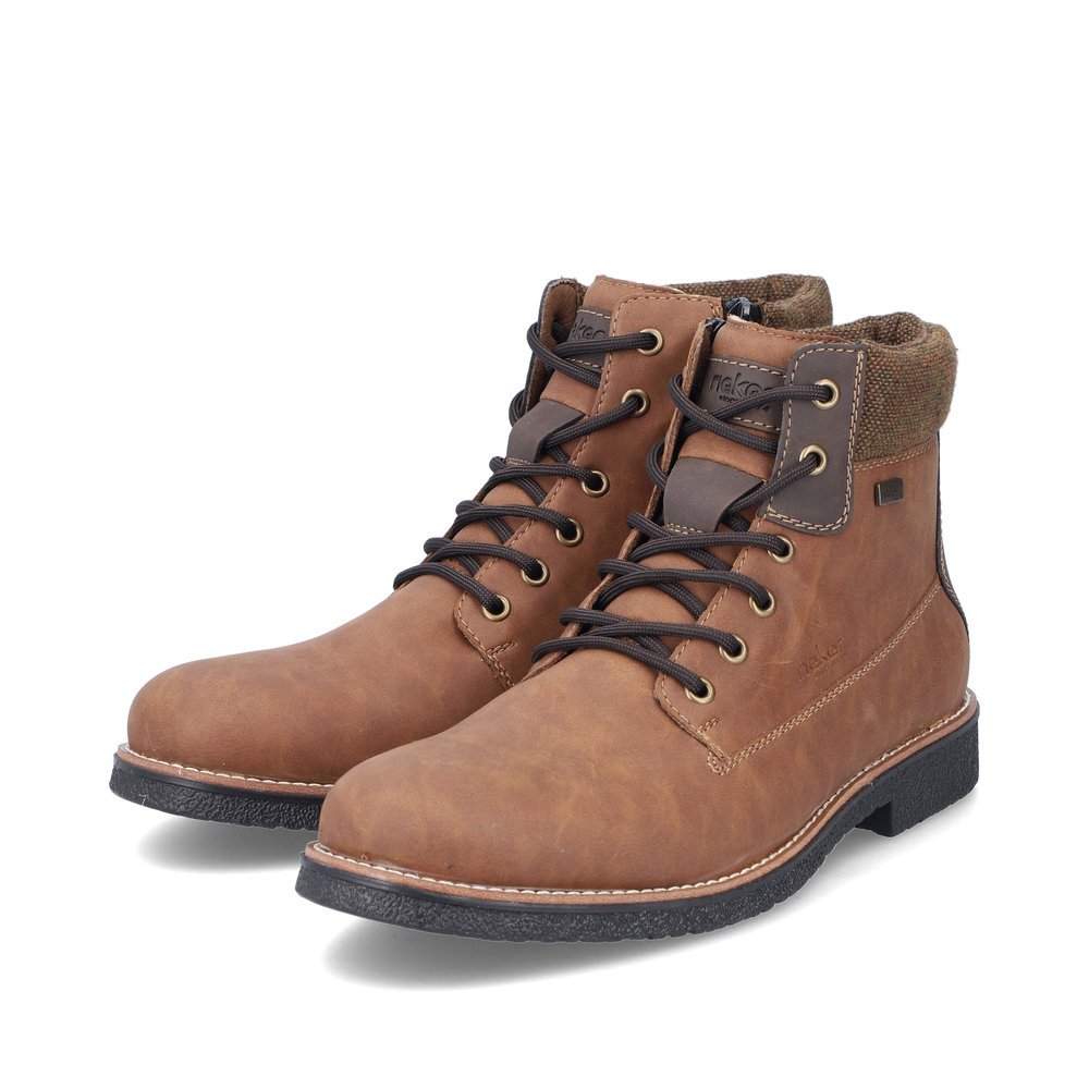 Braune Rieker Herren Schnürstiefel 32030-24 mit wasserabweisender TEX-Membran. Schuhpaar seitlich schräg.