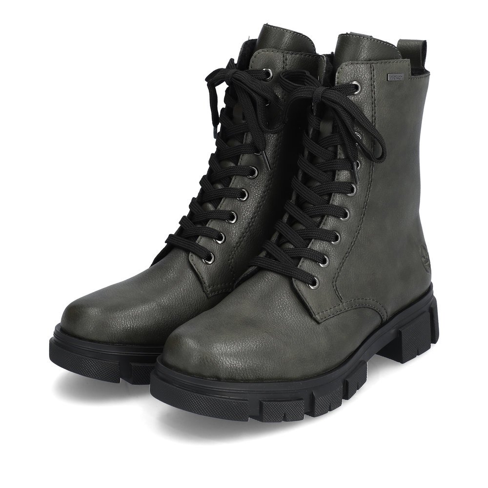 Grüngraue Rieker Damen Biker Boots Y7102-52 mit einem Reißverschluss. Schuhpaar seitlich schräg.