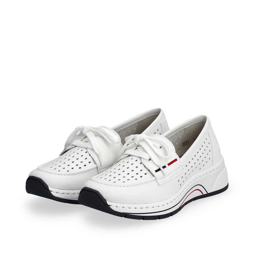 Rieker chaussons blancs pour femmes N6557-80 avec un insert élastique. Chaussures inclinée sur le côté.