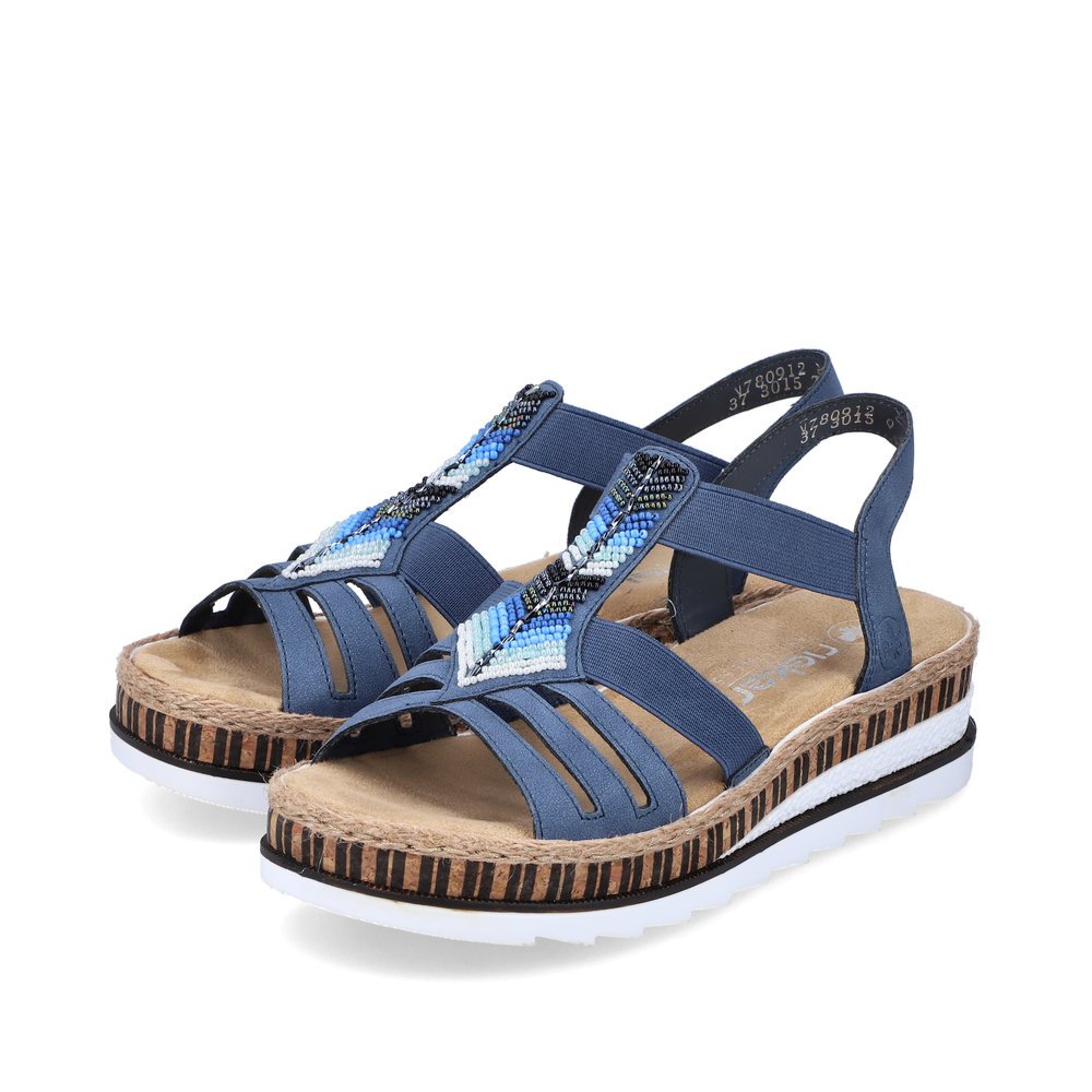 Rieker sandales compensées bleues femmes V7909-12 avec insert élastique. Chaussures inclinée sur le côté.