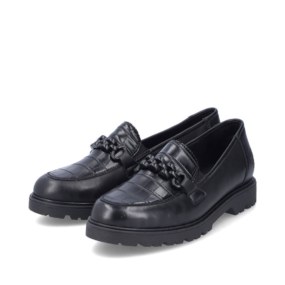 Jet black Rieker women´s loafers 45561-01 with a chain element. Shoes laterally.