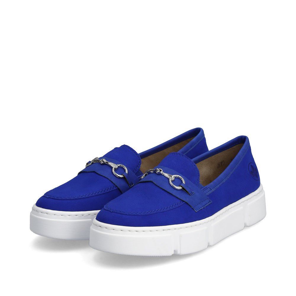 Rieker chaussons bleus femmes N5956-14 avec un insert élastique. Chaussures inclinée sur le côté.
