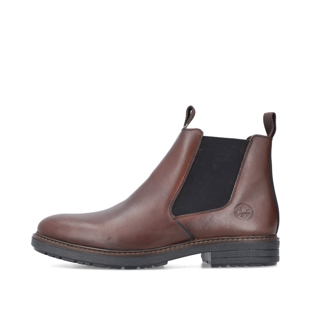 Chocolate brown Rieker men´s Chelsea boots 33180-26 with a zipper. Outside of the shoe.