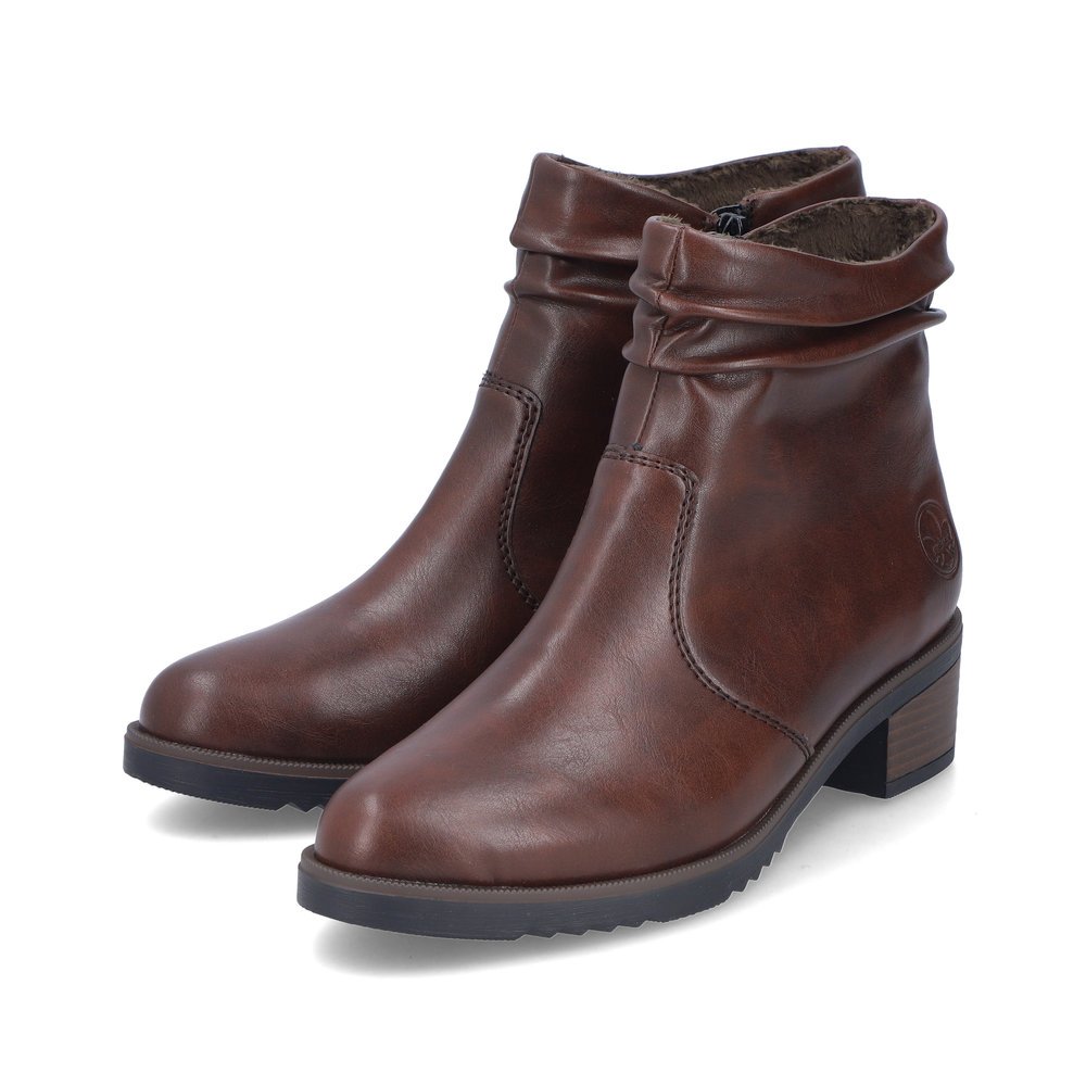 Schokobraune Rieker Damen Stiefeletten Y0551-25 mit einem Reißverschluss. Schuhpaar seitlich schräg.