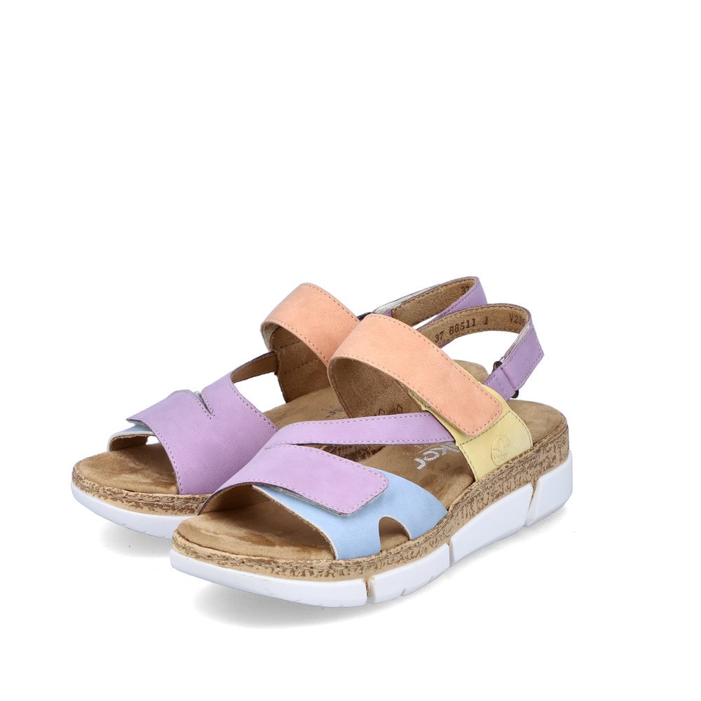 Rieker sandales à lanières violette femmes V2366-90 avec fermeture velcro. Chaussures inclinée sur le côté.