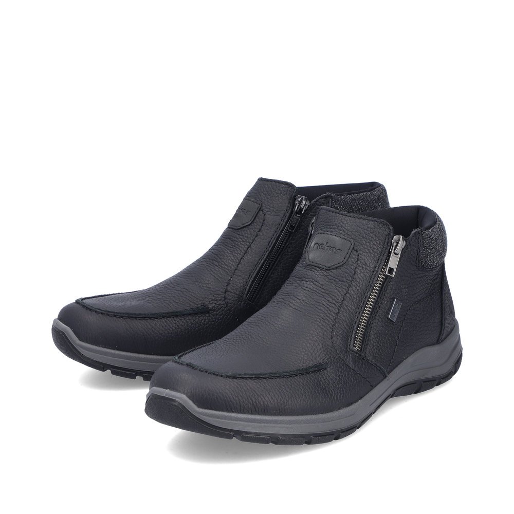 Bottines Rieker noires homme 03660-00 avec membrane RiekerTEX imperméable. Chaussures inclinées sur le côté.