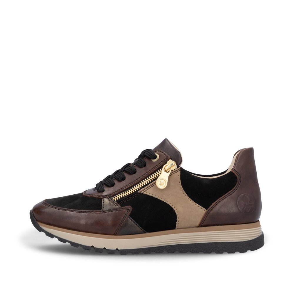 Braune Rieker Damen Sneaker Low 49010-25 mit goldenem Reißverschluss-Anhänger. Schuh Außenseite.