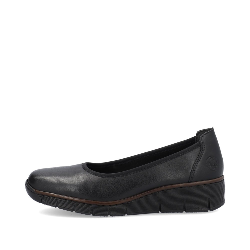 Jet black Rieker women´s ballerinas 53755-00 with slim fit E. Outside of the shoe.