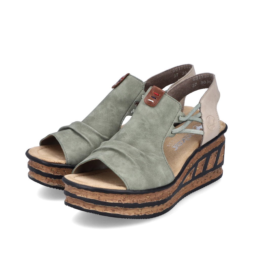 Rieker sandales compensées vertes femmes 68175-52 avec insert élastique. Chaussures inclinée sur le côté.