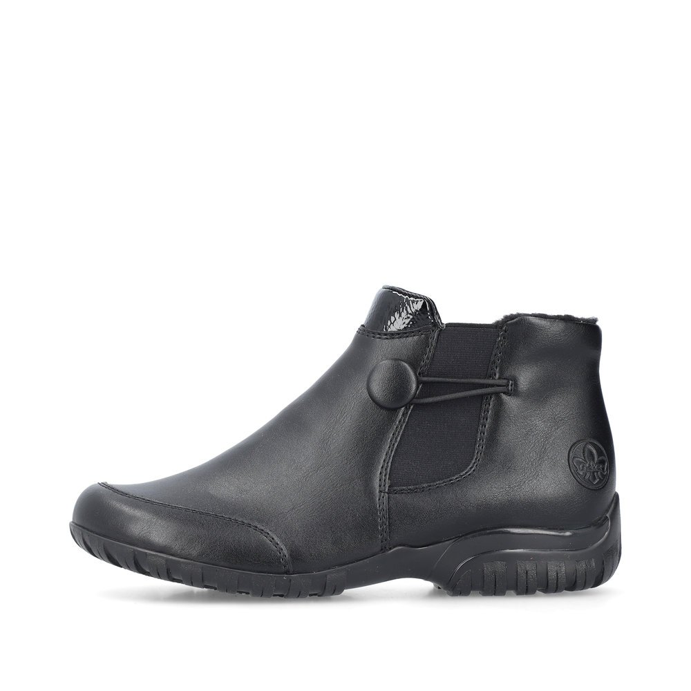 Black Rieker women´s ankle boots L4665-00 with a zipper as well as extra width H. Outside of the shoe.