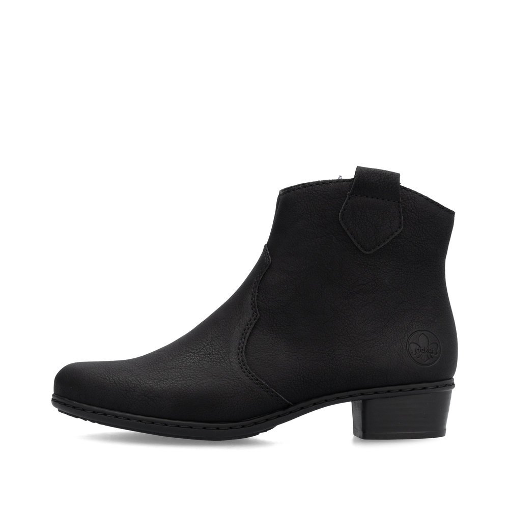 Night black Rieker women´s ankle boots Y0762-00 with a zipper. Outside of the shoe.