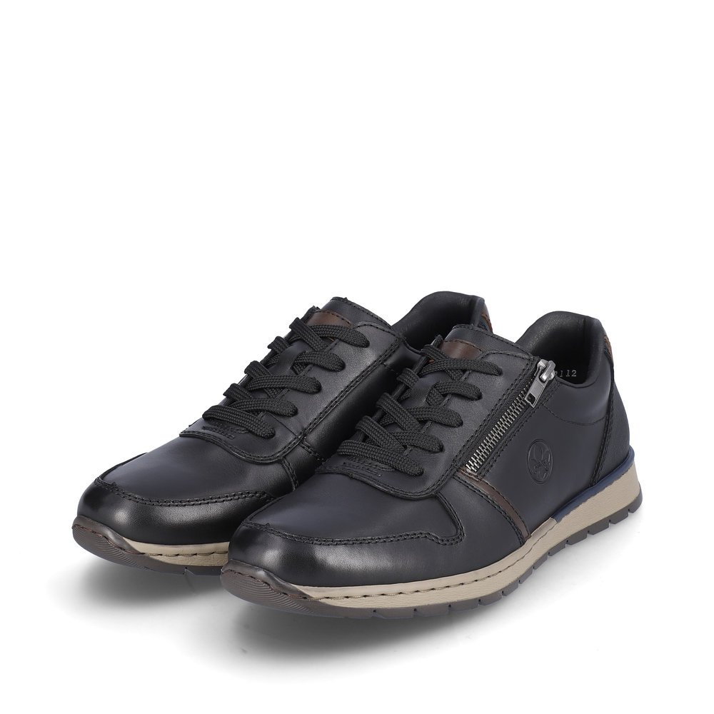 Jet black Rieker men´s low-top sneakers B2112-00 with an embossed side logo. Shoes laterally.