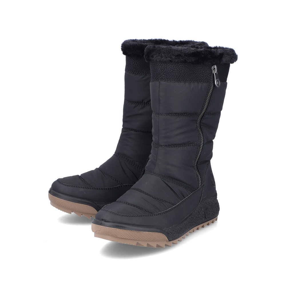 Schwarze Rieker Damen Kurzstiefel Y4765-00 mit wasserabweisender TEX-Membran. Schuhpaar seitlich schräg.