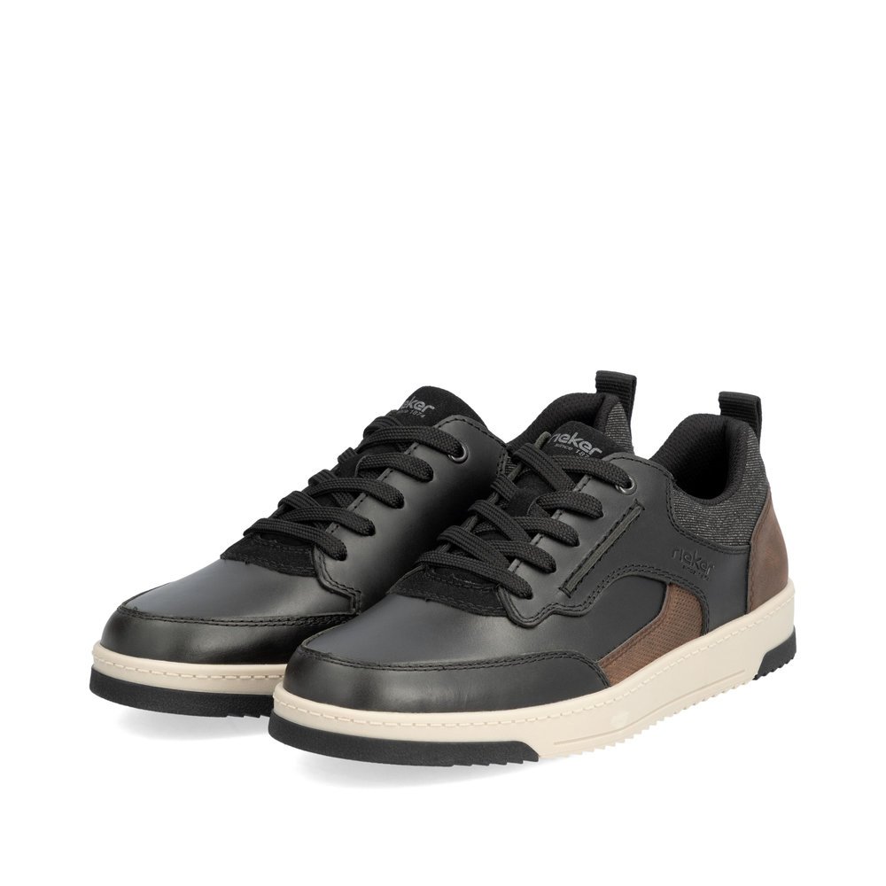 Baskets basses Rieker noires pour homme 17504-00 avec lacets. Chaussures inclinées sur le côté.