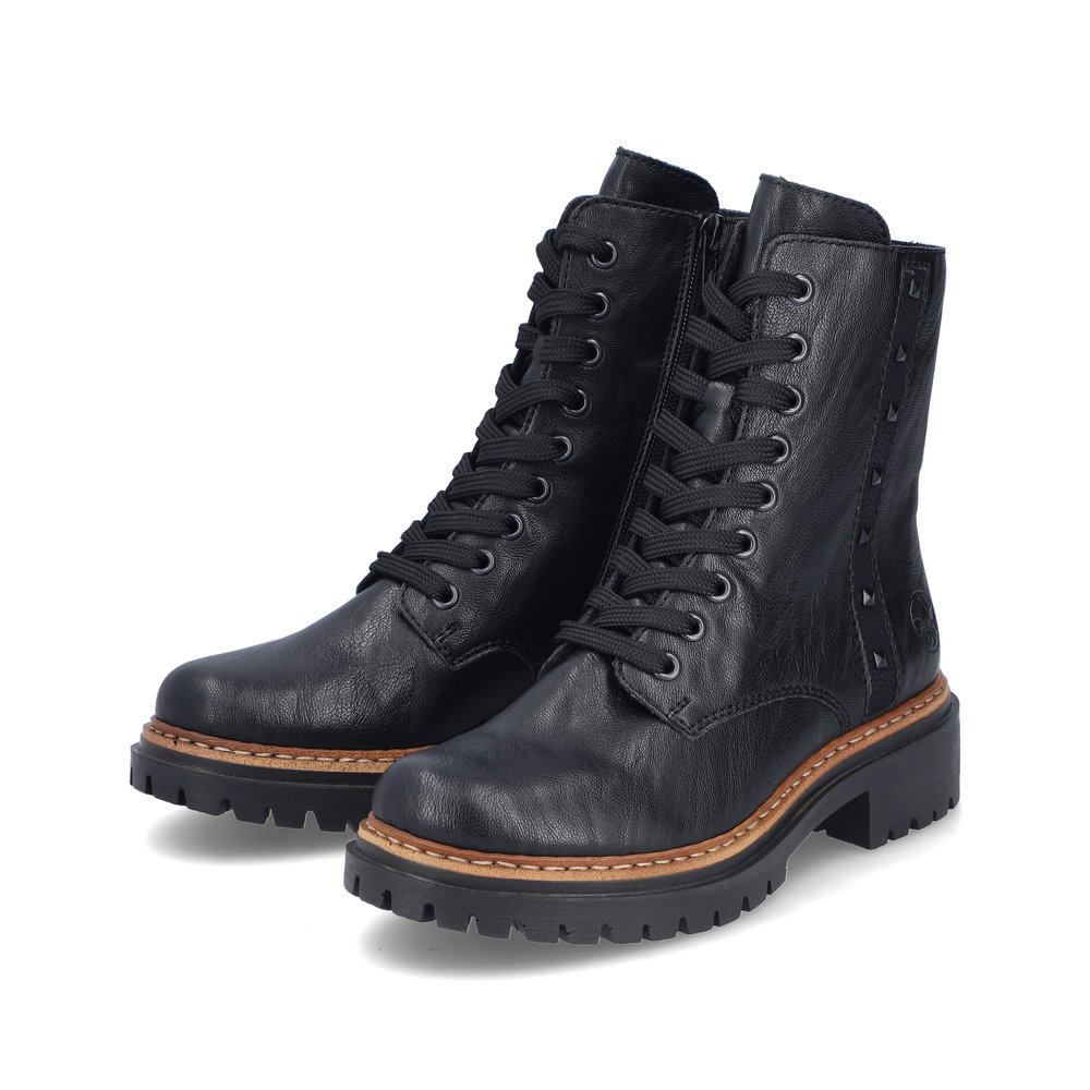 Bottes des motards Rieker noires femme 72647-00 avec fermeture éclair. Chaussures inclinées sur le côté.