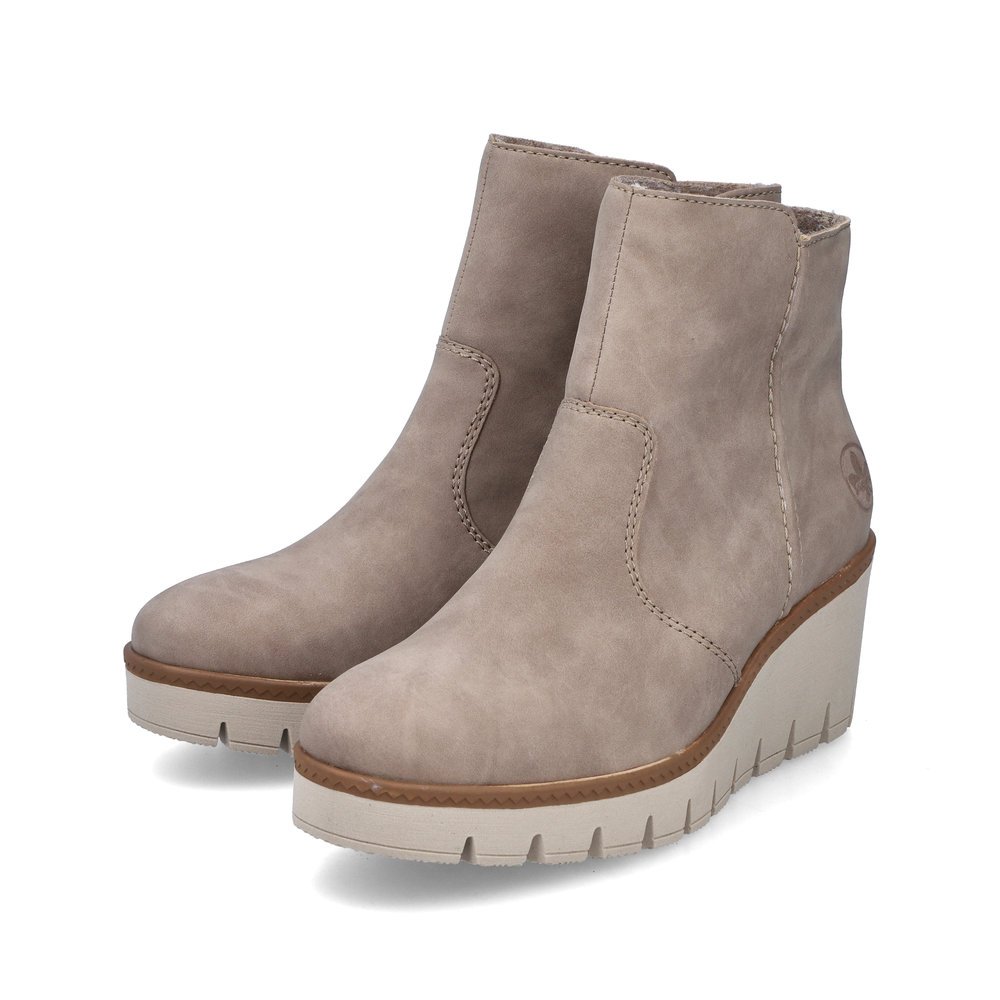 Braunbeige Rieker Damen Kurzstiefel Y5065-64 mit einem Reißverschluss. Schuhpaar seitlich schräg.