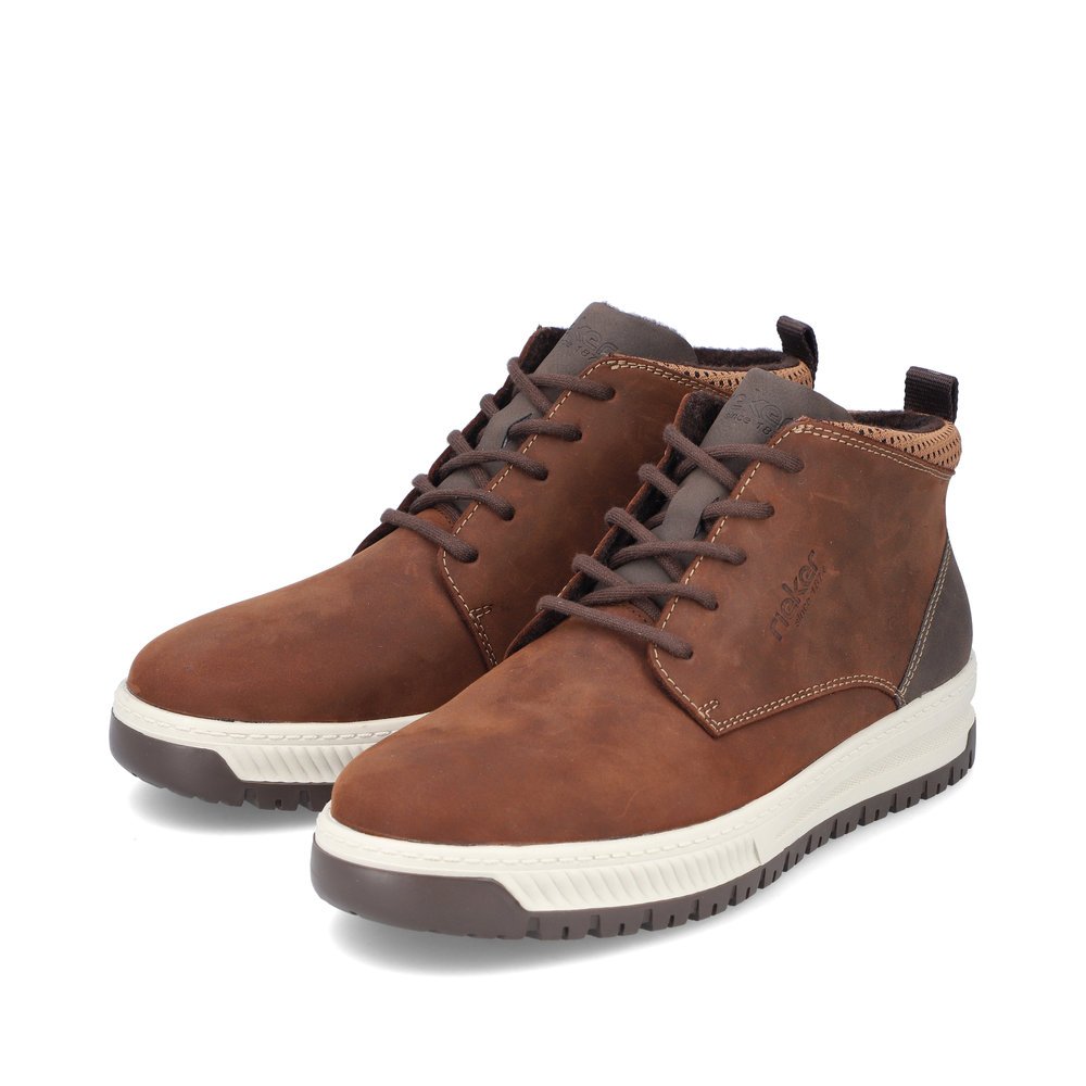 Bottes à lacets Rieker marron pour homme 38541-22 avec lacets. Chaussures inclinées sur le côté.