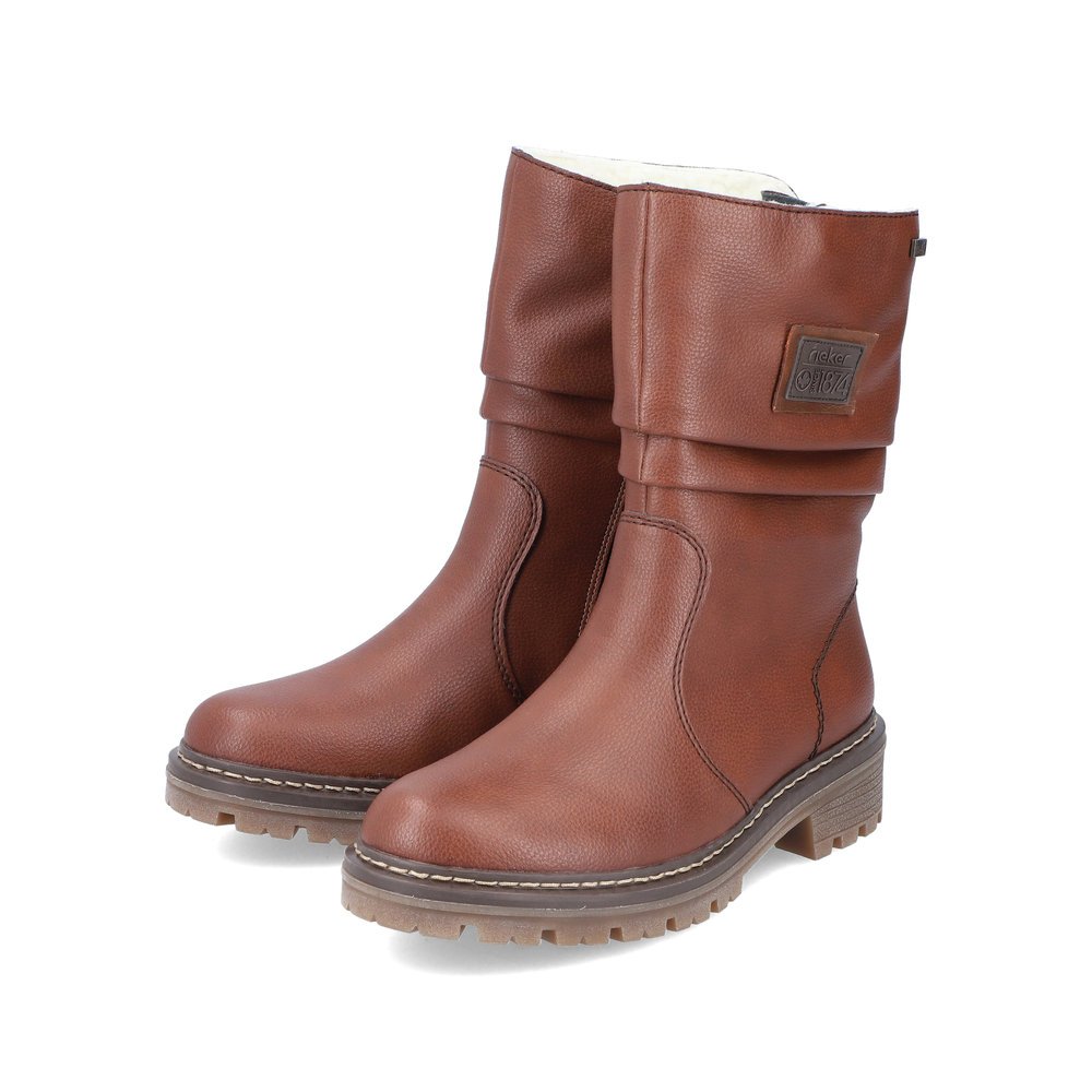 Kupferbraune Rieker Damen Kurzstiefel Y9260-25 mit griffiger Fiber-Grip Sohle. Schuhpaar seitlich schräg.