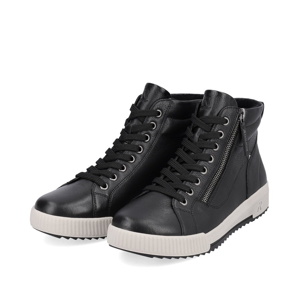 Black Rieker women´s high-top sneakers W0164-00 with light sole as well as a zipper. Shoes laterally.