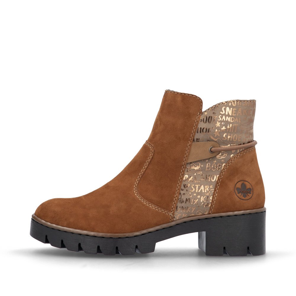 Fox brown Rieker women´s ankle boots X5755-22 with a text print as well as a zipper. Outside of the shoe.