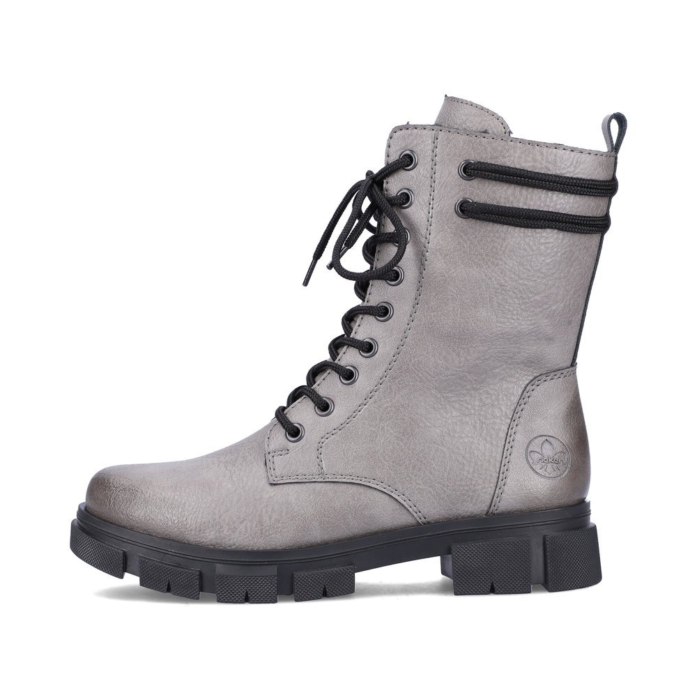 Steingraue Rieker Damen Biker Boots Y7117-40 mit einem Reißverschluss. Schuh Außenseite.