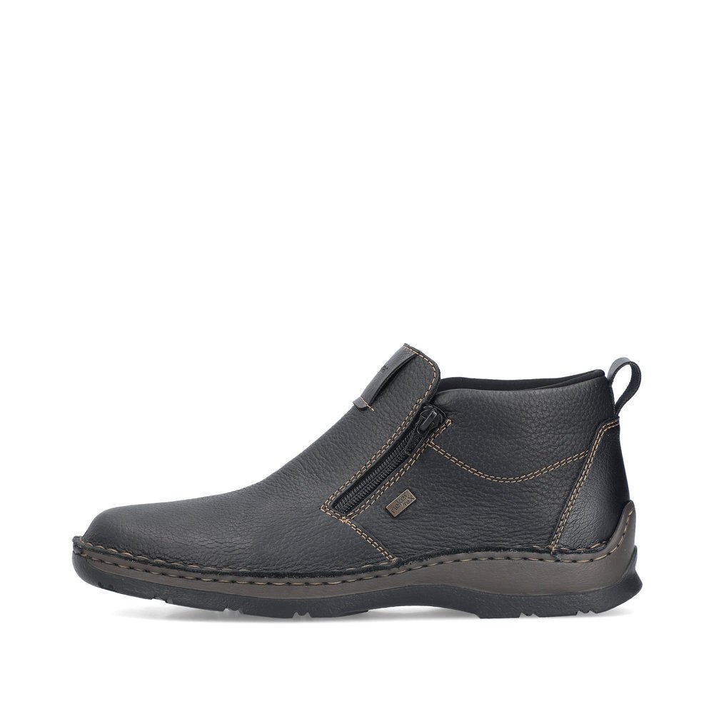 Black Rieker men´s ankle boots 05398-00 with RiekerTEX membrane as well as a zipper. Outside of the shoe.