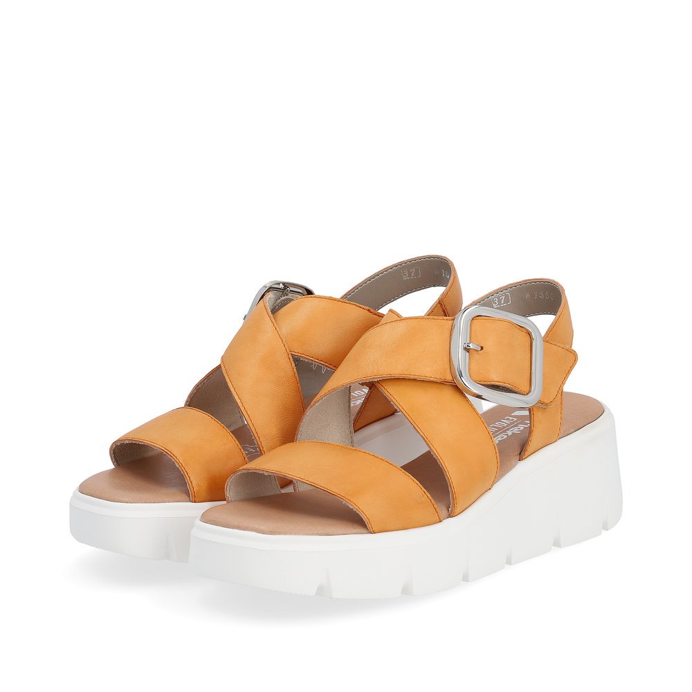 Rieker sandales compensées orange femmes W1550-38 avec semelle flexible. Chaussures inclinée sur le côté.