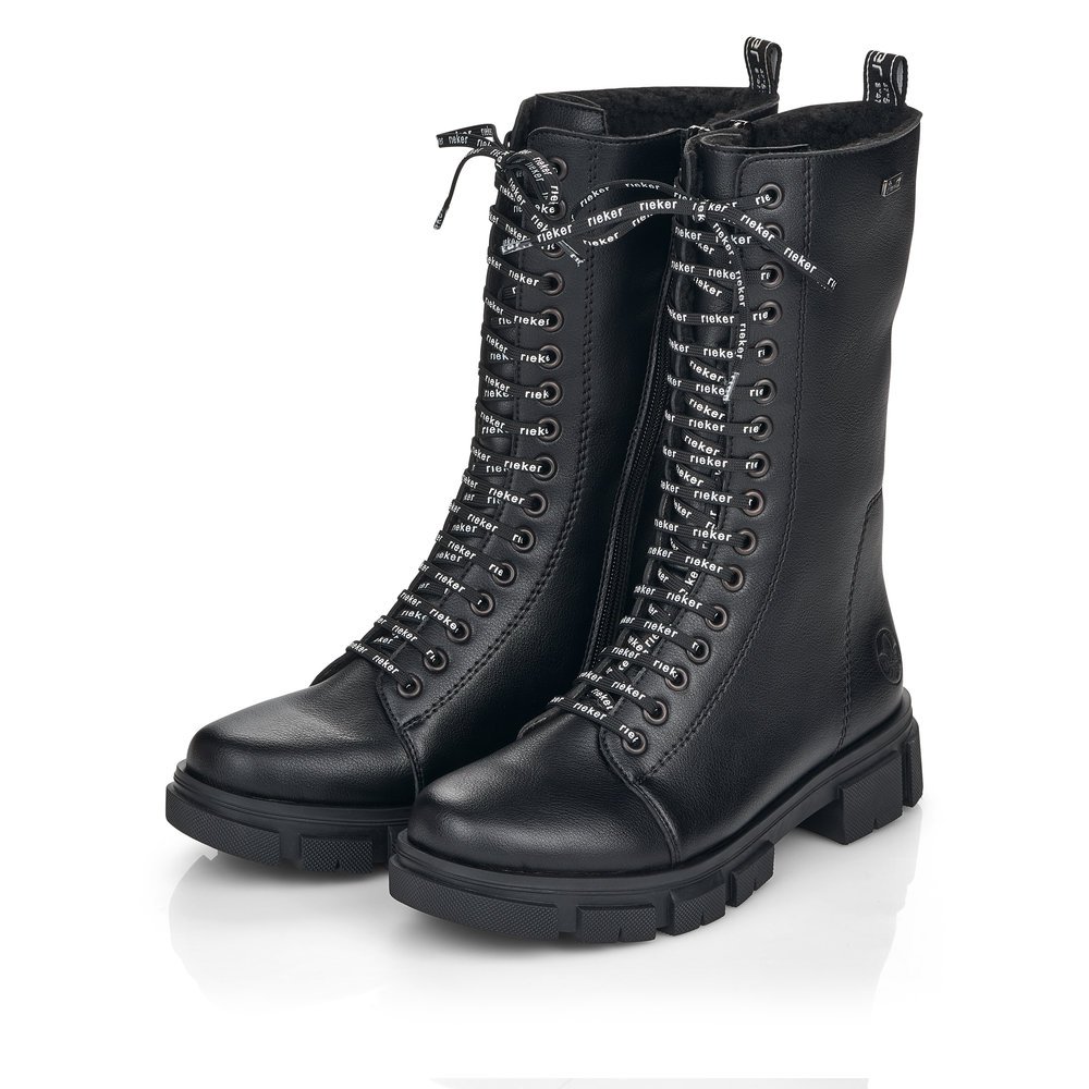 Schwarze Rieker Damen Biker Boots Y7130-00 mit wasserabweisender TEX-Membran. Schuhpaar seitlich schräg.