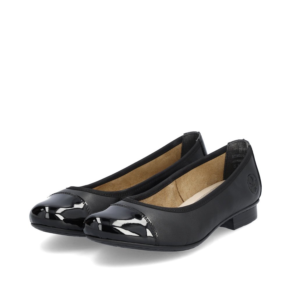 Jet black Rieker women´s ballerinas 51998-00 with embossed logo. Shoes laterally.