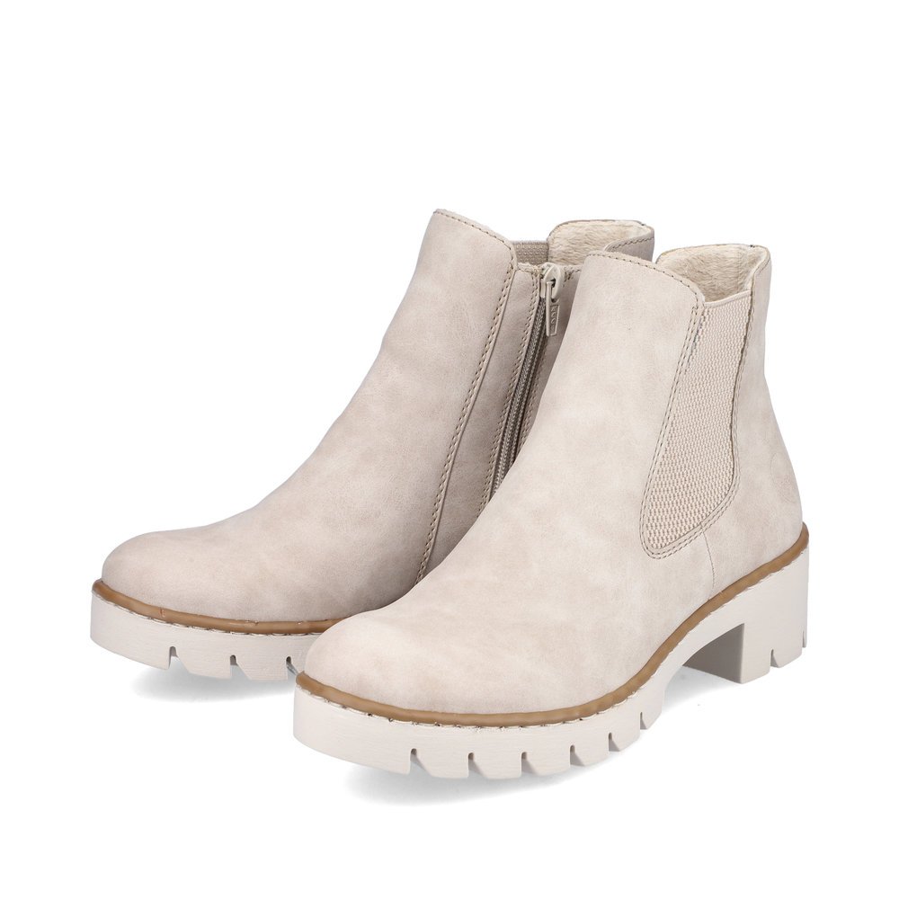 Hellbeige Rieker Damen Chelsea Boots X5772-60 mit einem Reißverschluss. Schuhpaar seitlich schräg.